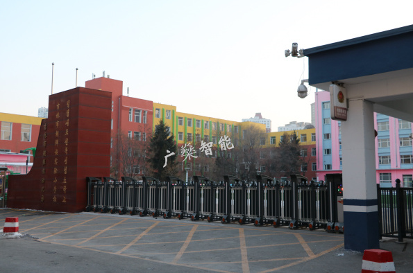 吉林市朝鲜族实验小学校：伸缩门